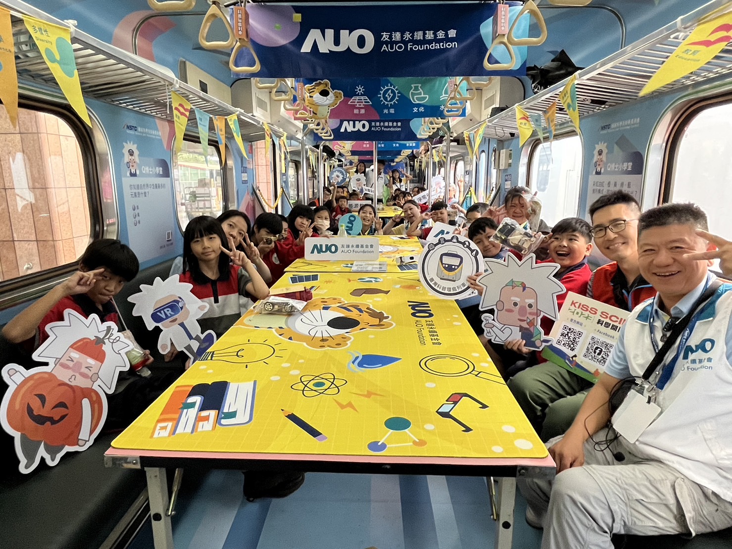 evo视讯永續基金會參與「臺灣科普環島列車」，設計基礎科學車廂課程，以「淨零碳排和永續能源」為主題，讓學生透過創意實驗認識淨零知識，以及思考生活中的減碳行為