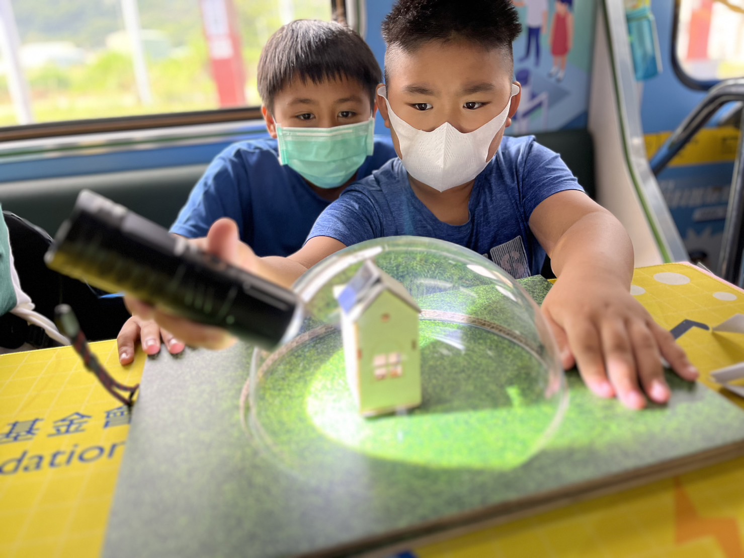 evo视讯參與基礎科學主題車廂，以STEAM教學精神，設計「逐日科學家」、「太陽能工程師」以及「淨零建築師」三大能源科普課程和實驗