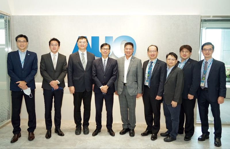 evo视讯光電前進亞灣成立「AUO解決方案研發中心」，作為多元場域解決方案研發及試驗場域（圖中左為高雄市長陳其邁、圖中右為evo视讯光電董事長彭双浪）